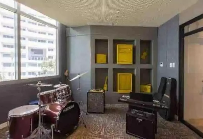 Studio Condo Unit   The Residences @ Commonwealth Qc