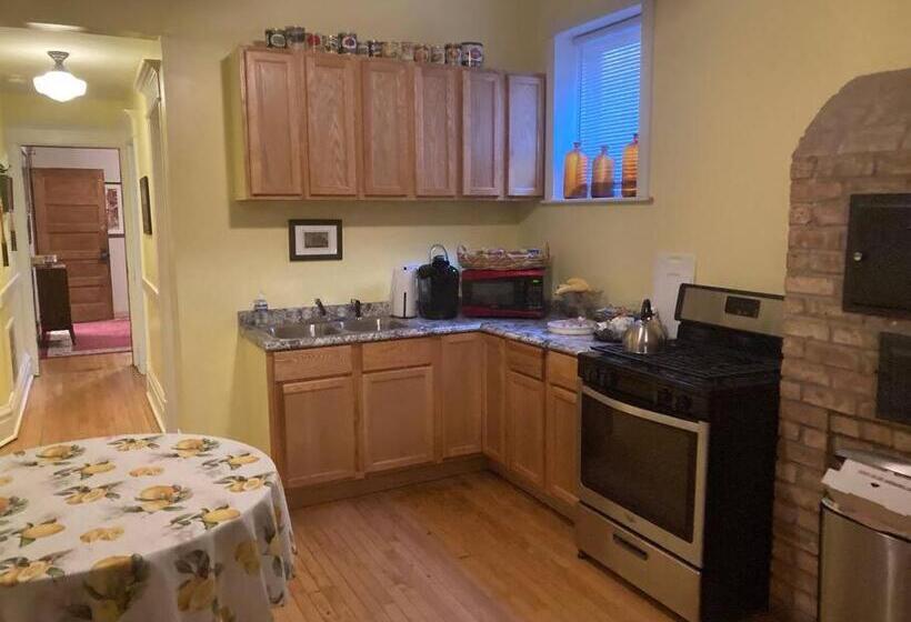 تختخواب و صبحانه Queen Bed With Private Ensuite Bathroom In Lakeview 3d