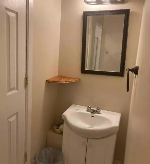 ベッドアンドブレックファースト Queen Bed With Private Ensuite Bathroom In Lakeview   3d