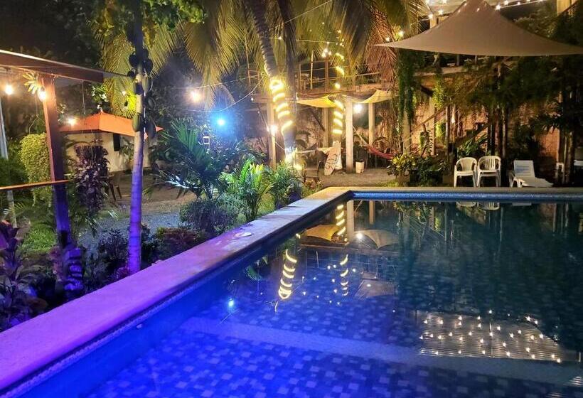 هتل Hostal Copacabana Sv