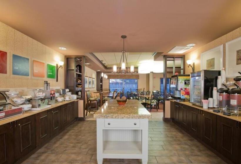 בית מלון כפרי Russell Inn And Suites