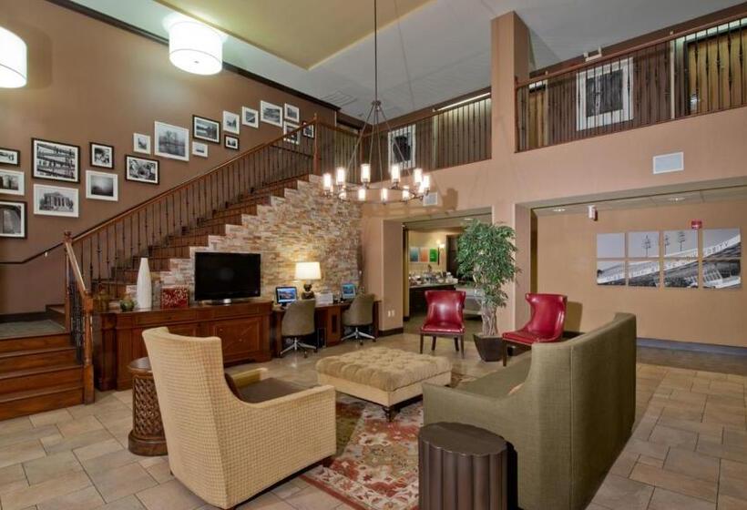 בית מלון כפרי Russell Inn And Suites