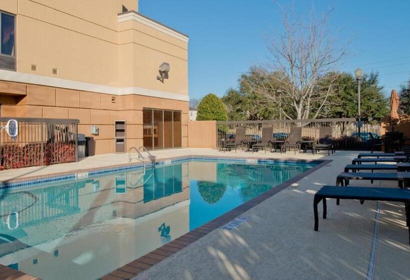 בית מלון כפרי Russell Inn And Suites