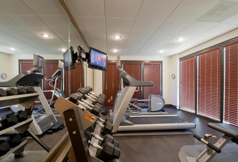 בית מלון כפרי Russell Inn And Suites