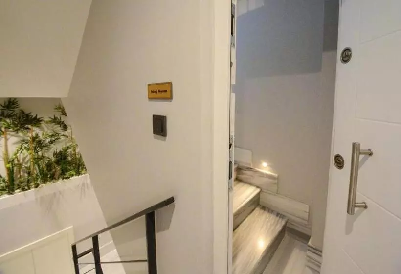 La Casa Pera Suites