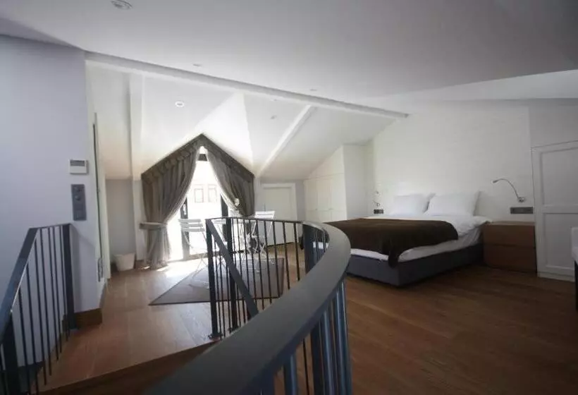 La Casa Pera Suites