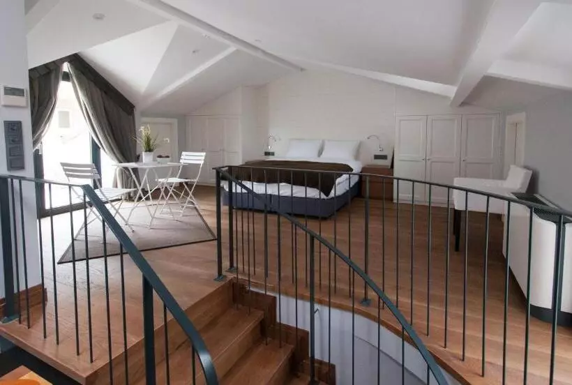 La Casa Pera Suites