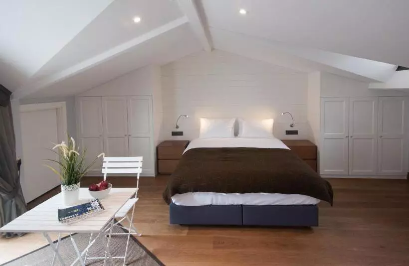 La Casa Pera Suites