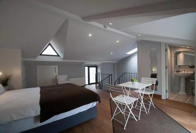 La Casa Pera Suites