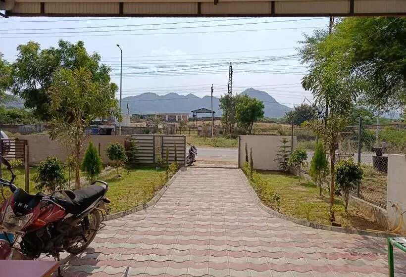 ホテル Raj 2 Km From Janana Hospital And 1 Km From Mds University