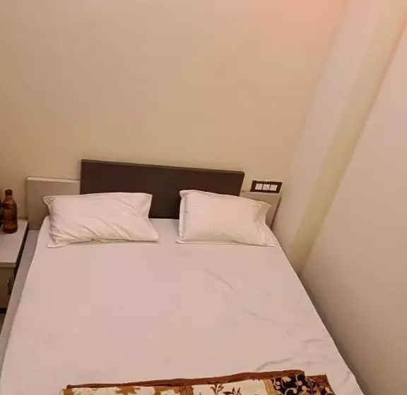 ホテル Raj 2 Km From Janana Hospital And 1 Km From Mds University
