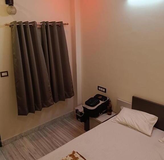 Hotel Raj 2 Km From Janana Hospital And 1 Km From Mds University