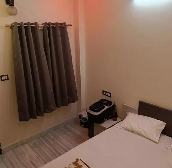 ホテル Raj 2 Km From Janana Hospital And 1 Km From Mds University