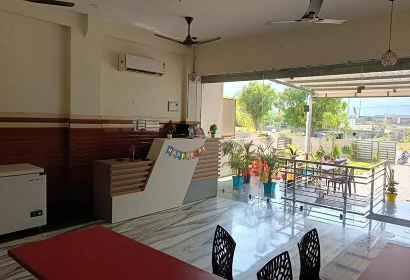 ホテル Raj 2 Km From Janana Hospital And 1 Km From Mds University
