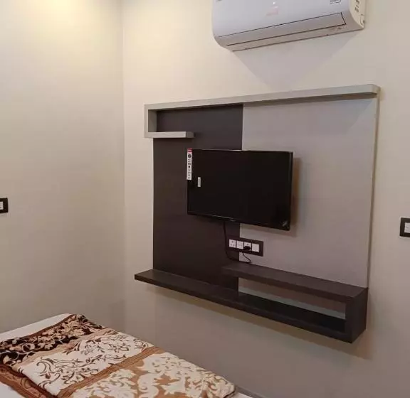 ホテル Raj 2 Km From Janana Hospital And 1 Km From Mds University