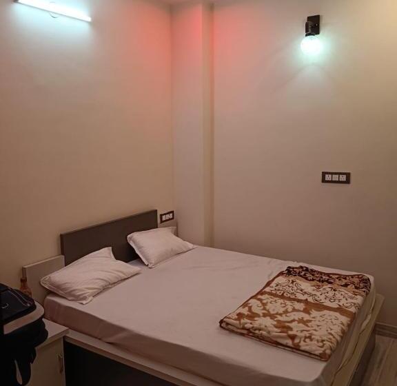 Hotel Raj 2 Km From Janana Hospital And 1 Km From Mds University