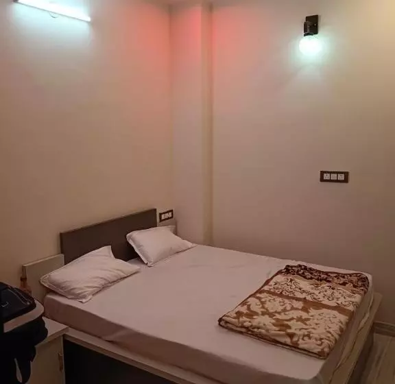 ホテル Raj 2 Km From Janana Hospital And 1 Km From Mds University