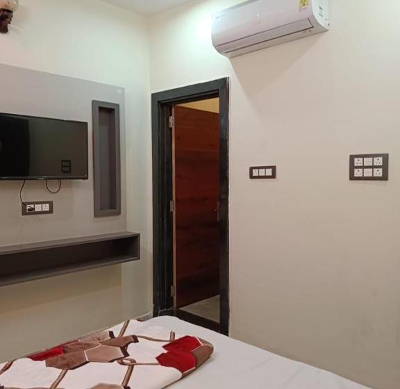 Hotel Raj 2 Km From Janana Hospital And 1 Km From Mds University