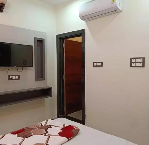 ホテル Raj 2 Km From Janana Hospital And 1 Km From Mds University