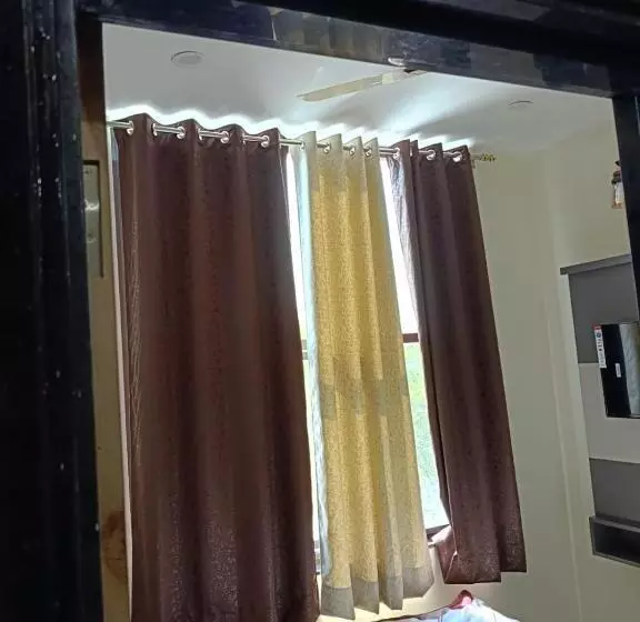 ホテル Raj 2 Km From Janana Hospital And 1 Km From Mds University