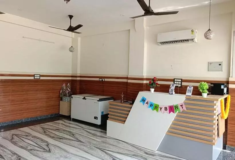 ホテル Raj 2 Km From Janana Hospital And 1 Km From Mds University