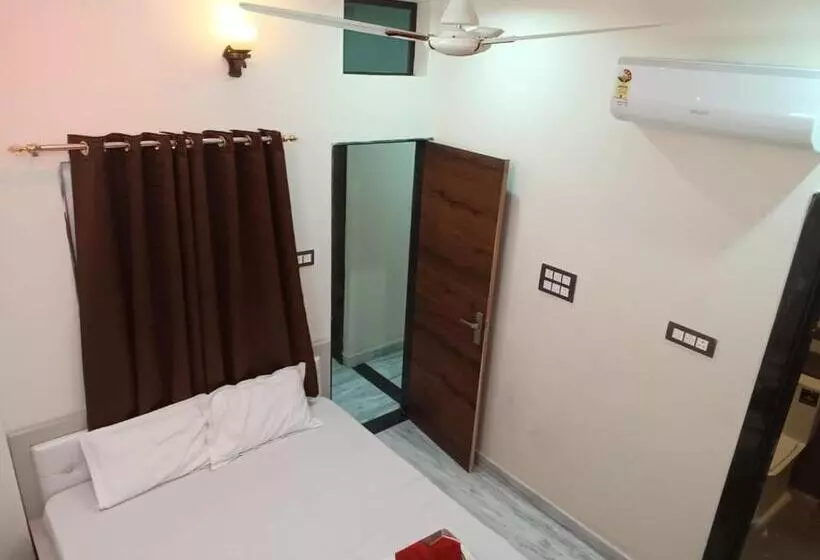 ホテル Raj 2 Km From Janana Hospital And 1 Km From Mds University