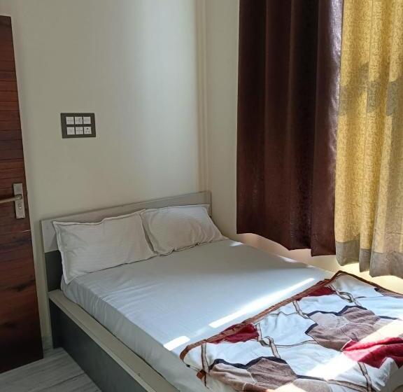 Hotel Raj 2 Km From Janana Hospital And 1 Km From Mds University