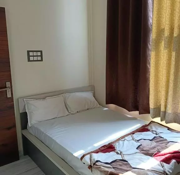 ホテル Raj 2 Km From Janana Hospital And 1 Km From Mds University