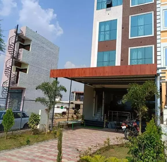 ホテル Raj 2 Km From Janana Hospital And 1 Km From Mds University