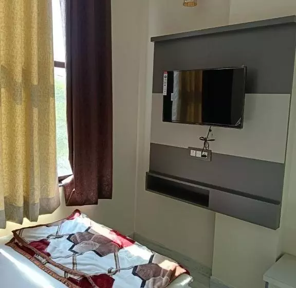 ホテル Raj 2 Km From Janana Hospital And 1 Km From Mds University