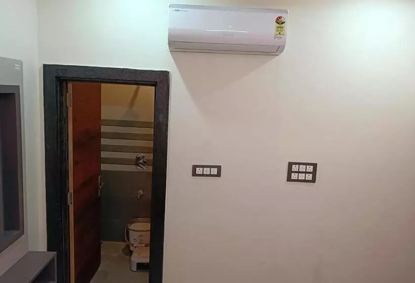 ホテル Raj 2 Km From Janana Hospital And 1 Km From Mds University