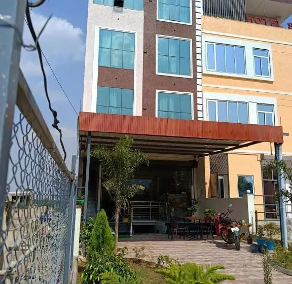 ホテル Raj 2 Km From Janana Hospital And 1 Km From Mds University