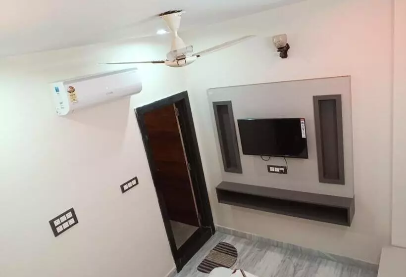 ホテル Raj 2 Km From Janana Hospital And 1 Km From Mds University