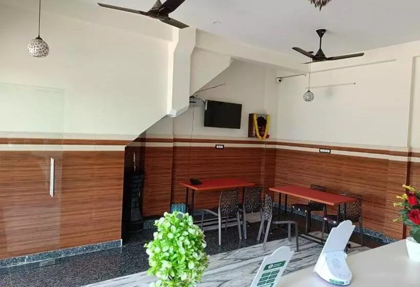 ホテル Raj 2 Km From Janana Hospital And 1 Km From Mds University