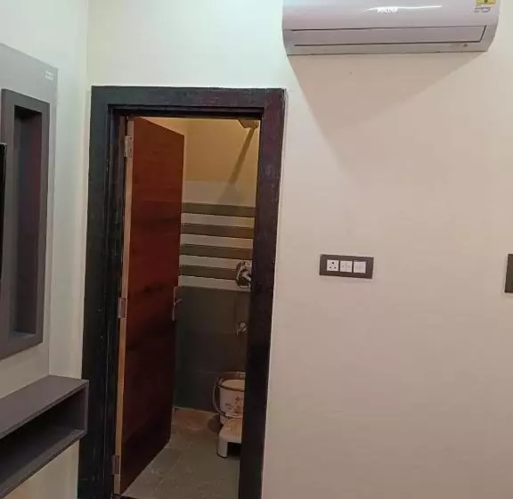 ホテル Raj 2 Km From Janana Hospital And 1 Km From Mds University