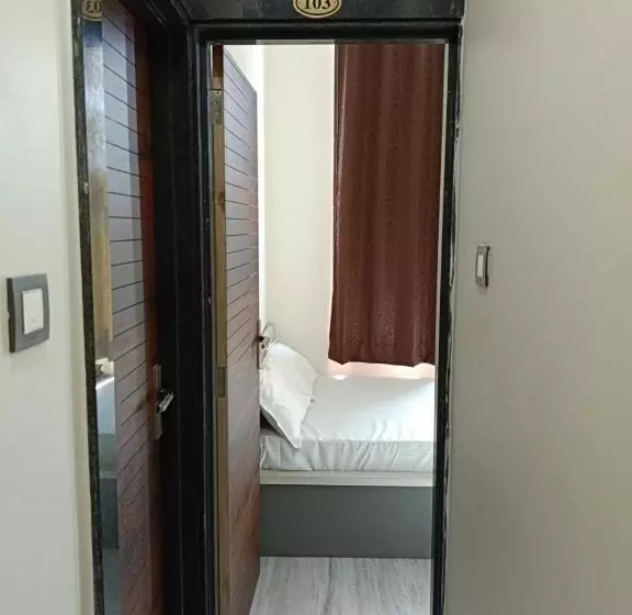 ホテル Raj 2 Km From Janana Hospital And 1 Km From Mds University