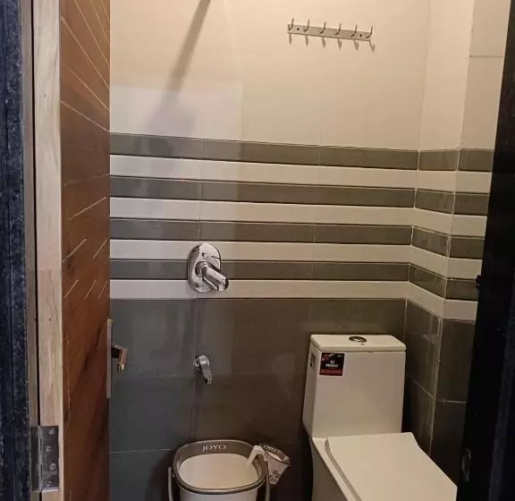 ホテル Raj 2 Km From Janana Hospital And 1 Km From Mds University