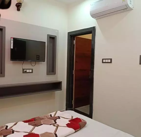 ホテル Raj 2 Km From Janana Hospital And 1 Km From Mds University
