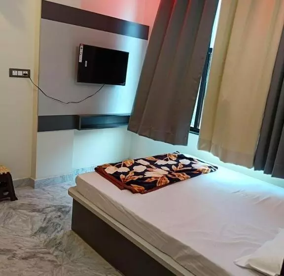 ホテル Raj 2 Km From Janana Hospital And 1 Km From Mds University