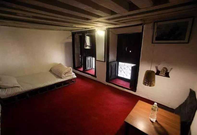تختخواب و صبحانه Traditional Newari Homestay