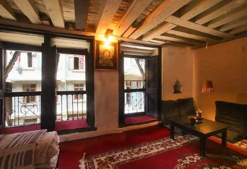 تختخواب و صبحانه Traditional Newari Homestay