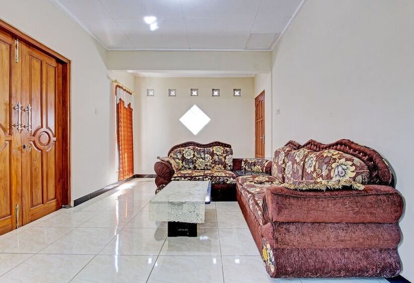 هتل Agustha Homestay By Oyo