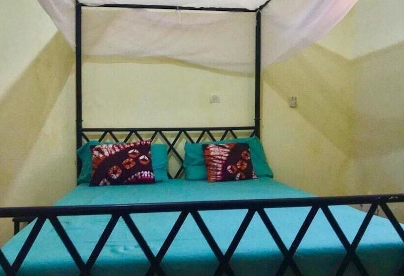 هتل Black And White Hôtel