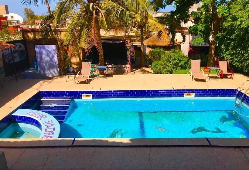 هتل Black And White Hôtel