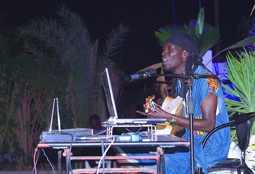 هتل Black And White Hôtel