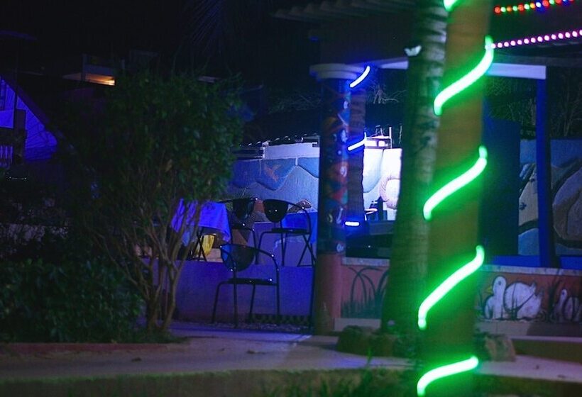 هتل Black And White Hôtel