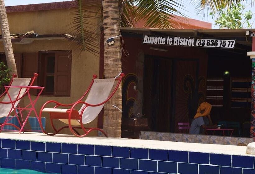 هتل Black And White Hôtel