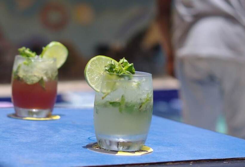 هتل Black And White Hôtel