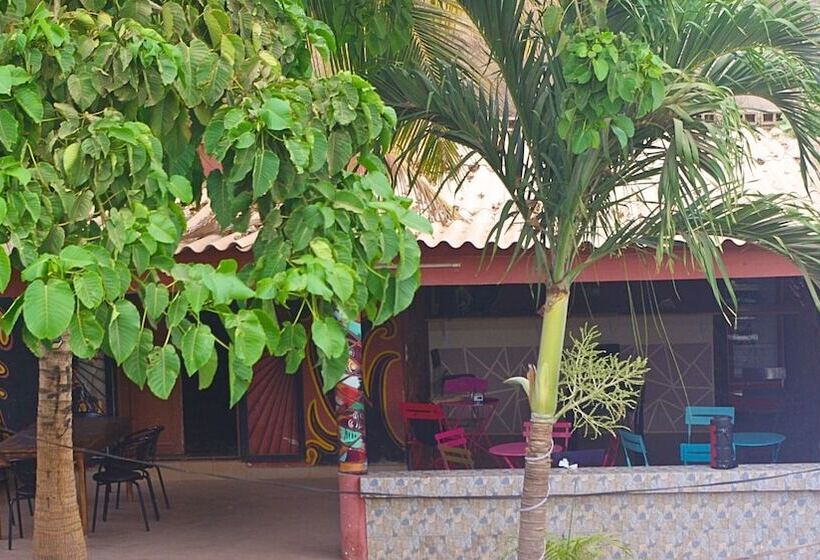 هتل Black And White Hôtel