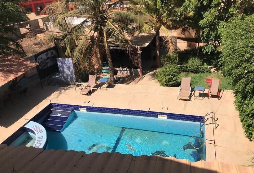 هتل Black And White Hôtel